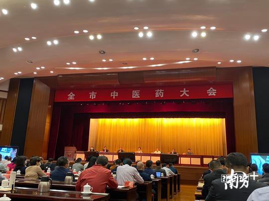 昆明云溪五金机电市场仓库着火 暂未发现人员被困